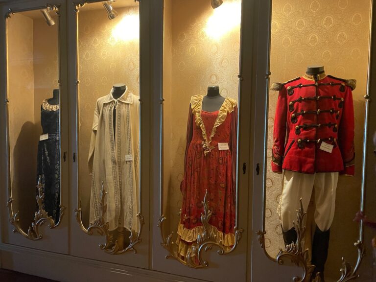 O comoară fabuloasă la Teatrul Național din Iași: 800.000 de haine și o costumieră fascinantă