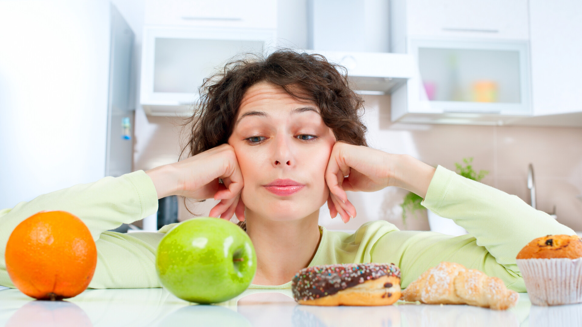Dietele începute vara între alimentele proaspete de sezon și tentațiile de vacanță