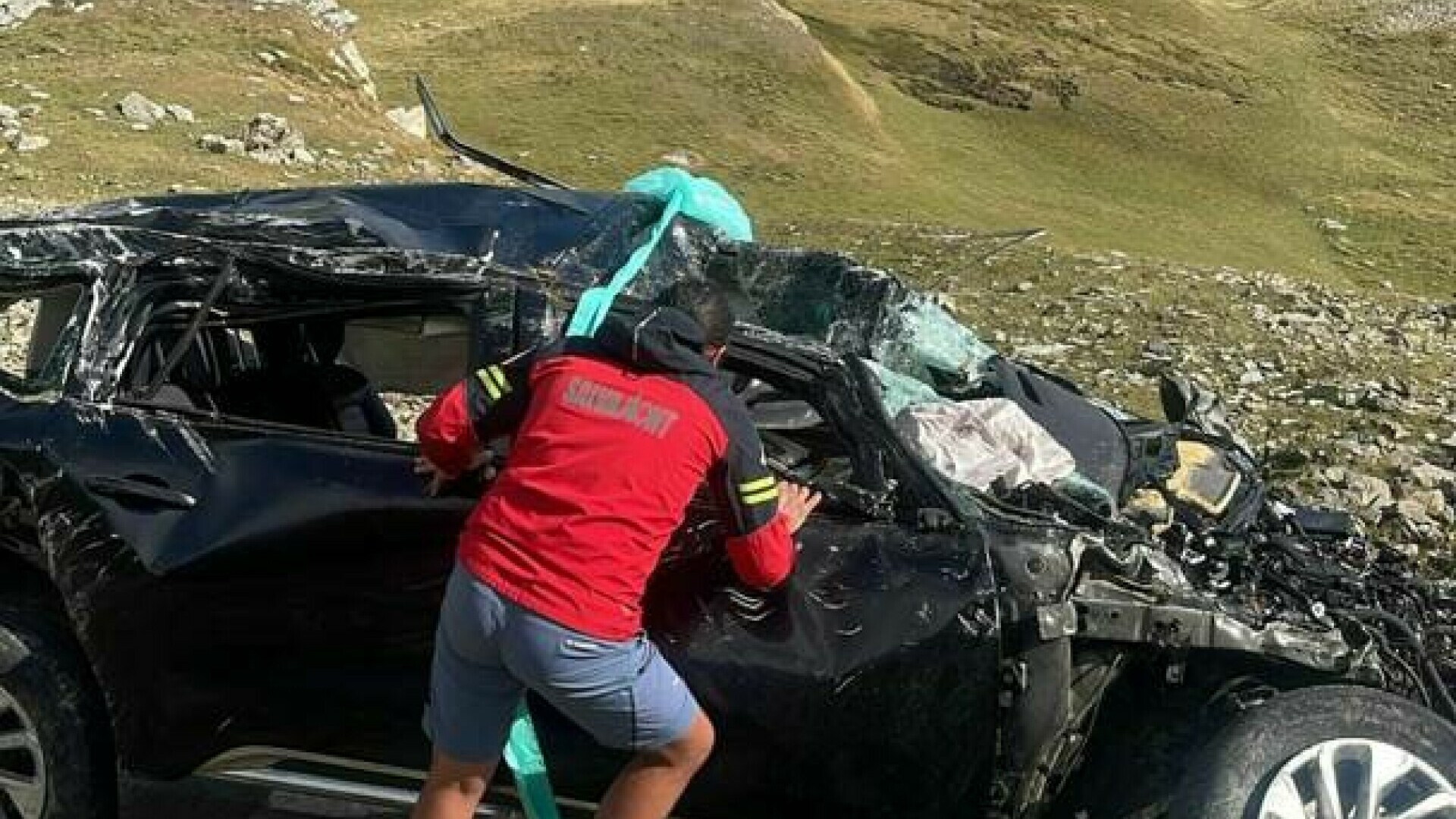 Un bărbat dat dispărut din Alba a fost găsit mort într-o prăpastie, pe Transalpina. S-a aruncat cu mașina într-o prăpastie