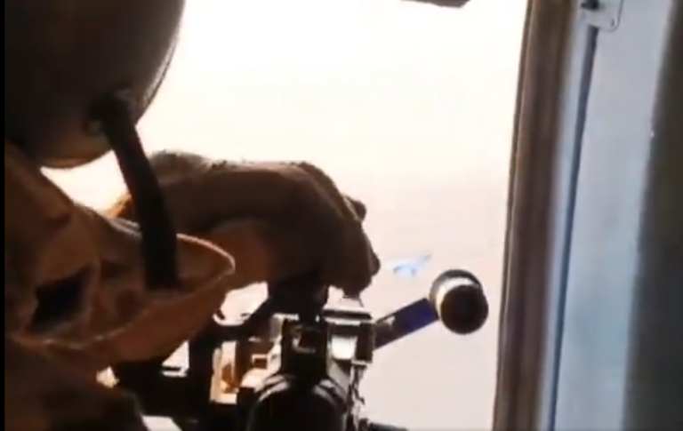 VIDEO Elicopterul anti-dronă: Cum doboară un militar ucrainean o dronă rusească din aer, de la câțiva metri distanță