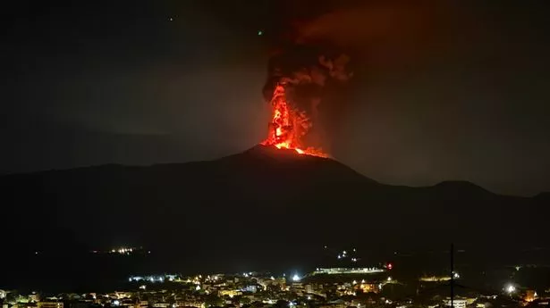 Aeroportul din Catania, închis după ce Muntele Etna a erupt peste noapte