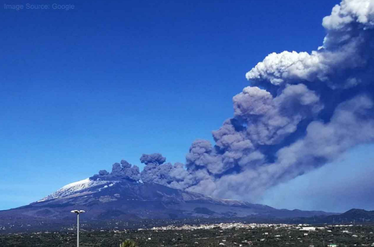 Vulcanul Etna erupe din nou. O coloană uriaşă de cenuşă, gaze şi roci ţâşneşte din crater, după surparea unei părţi laterale, anunţă INGV