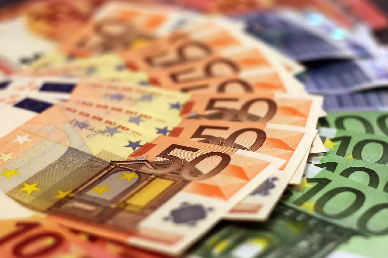 Țara din UE care vrea să majoreze salariul minim cu aproape 50%. Pensiile cresc deja, din ianuarie 2025