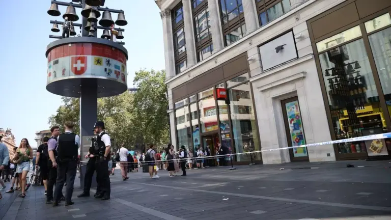 O fetiţă de 11 ani şi o femeie de 34 de ani au fost înjunghiate în Leicester Square din Londra