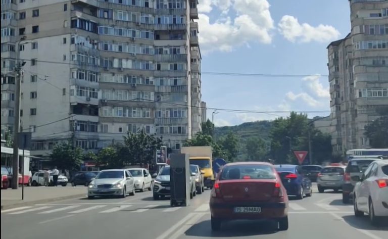 Ieșean suprins în timp ce împingea un frigider printre mașini în mijlocul unei intersecții/VIDEO