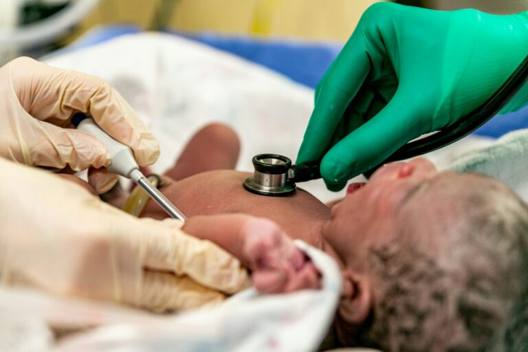Specialiștii ieșeni explică ce se întâmplă în primele luni de viață ale unui copil: riscuri și provocări. Cum transformi anxietatea nașterii în bucuria noii familii