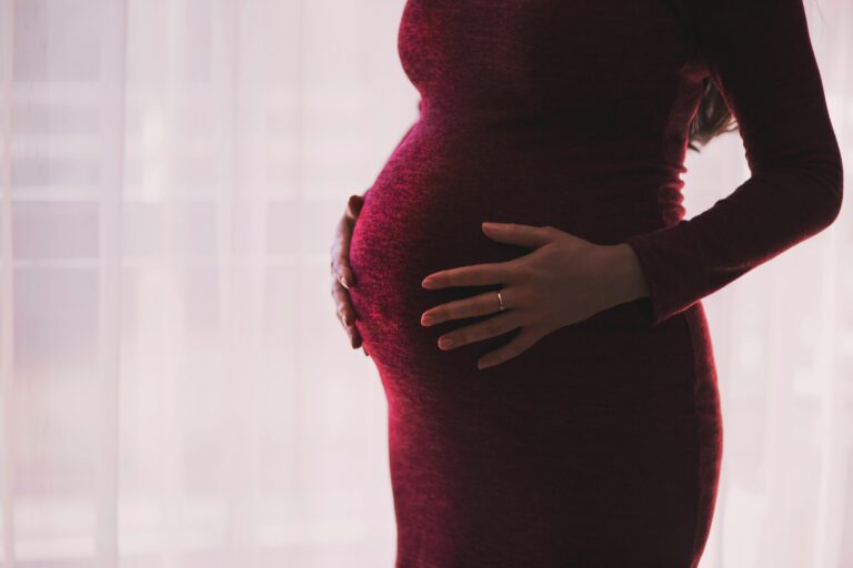 Depresia post-partum nu este un mit, dar nu orice mamă care se simte vinovată are acest diagnostic. „Unele cazuri se tratează direct în urgență”
