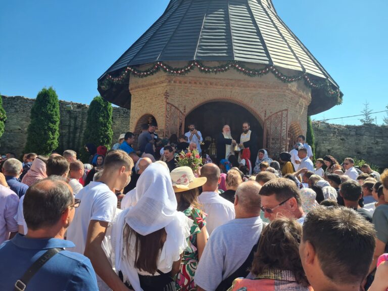 „Simt prezența Ei. Acum aș putea să zbor”. Reportaj la hram - În spatele icoanei făcătoare de minuni a Maicii Domnului de la Hadâmbu