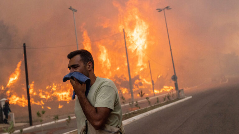 Vacanță de ”foc” în Grecia. Incendii la nord de Atena, cu flăcări de 25 de m