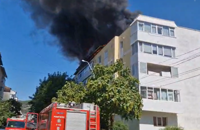 Incendiu puternic la acoperişul unui bloc din Piatra Neamţ/VIDEO