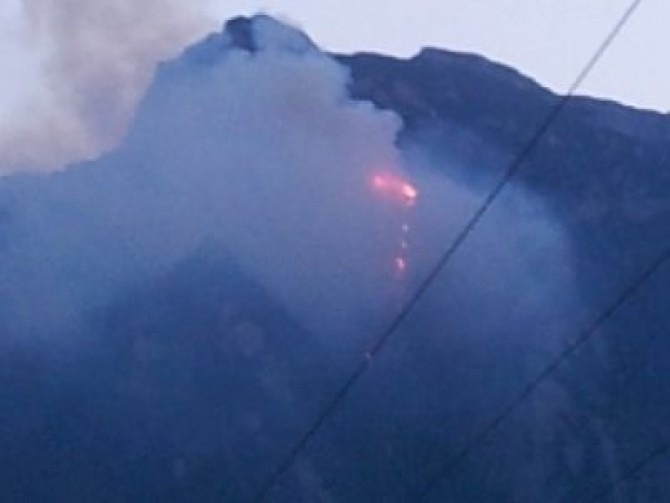 VIDEO Incendiu în Bucegi. Arde Creasta Morarilor. Pompierii nu pot ajunge în zonă și se uită la flăcări prin binoclu