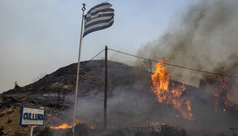 În Grecia, numărul incendiilor a crescut cu 50% faţă de vara anului trecut