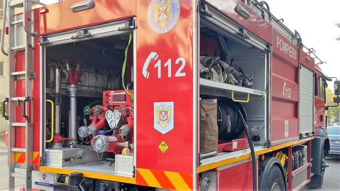 Situație ciudată în centrul Iașului. Pompierii au venit să stingă un incendiu la o mașină, dar au găsit doar aburi