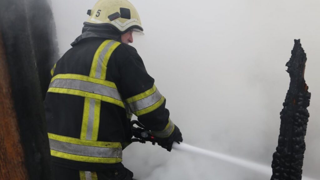 Bucureşti: Un tânăr de 19 ani a murit după ce în locuinţa unde se afla a izbucnit un incendiu. Tatăl său a suferit mai multe răni când încerca să îl salveze
