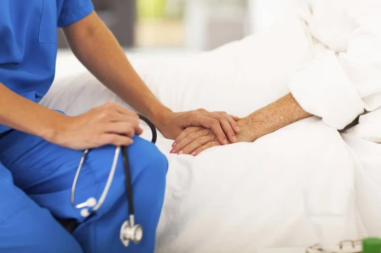 Perioada de concedii lovește la spital. Pacienți ce au nevoie de îngrijiri paliative ajung abandonați de familii la Urgențe