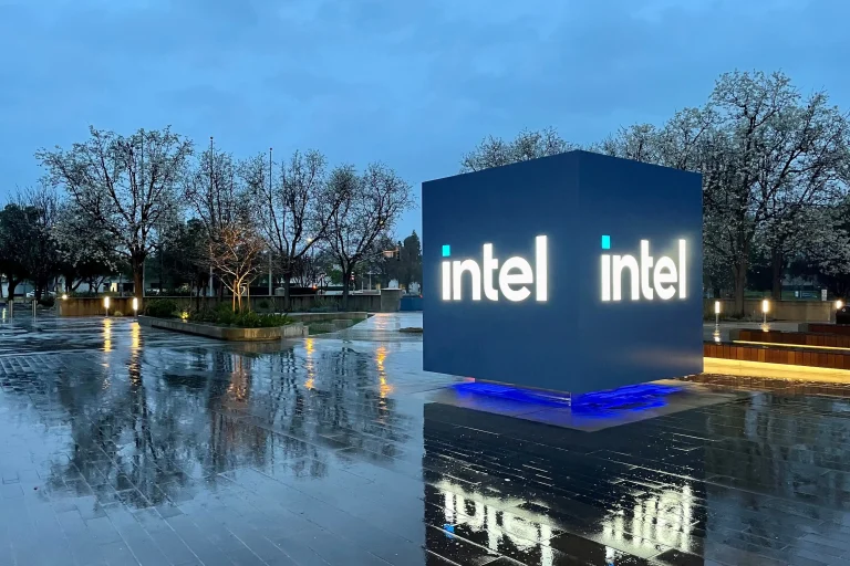Declin de 28% al acţiunilor Intel, din cauza rezultatelor financiare dezamăgitoare publicate de companie, care va concedia 15% din angajaţi