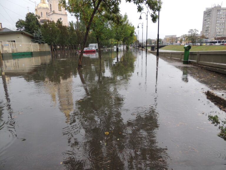 De ce apa care se adună pe unele străzi ale Iașului nu e lăsată să curgă direct în Bahlui. Explicații de la ApaVital și ABA Prut
