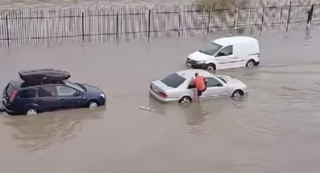  VIDEO A fost potop pe litoral. Casele oamenilor au fost inundate după patru ore de cod roșu