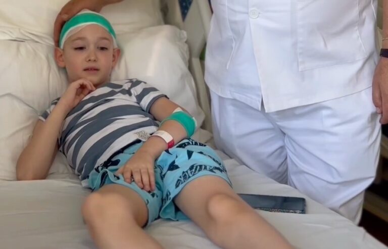 Băiat 7 ani din Brașov, operat cu succes la Iași după ce a fost diagnosticat cu o tumoră cerebrală de 4 cm
