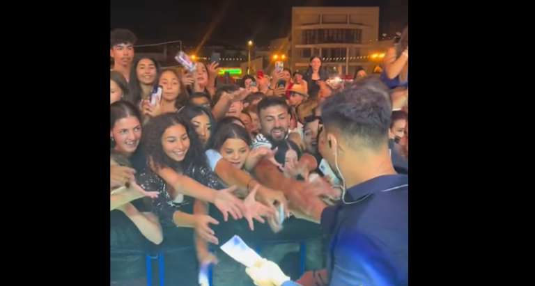 VIDEO Manelistul Jador, gest controversat la un concert. A dat bani publicului, isterie în primele rânduri