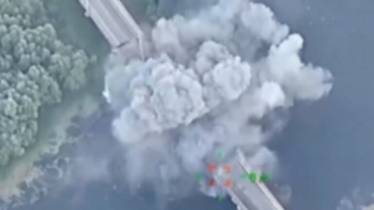 VIDEO Momentul în care ucrainenii aruncă în aer podul peste râul Seim din Kursk. Rusia acuză că s-au folosit rachete americane HIMARS