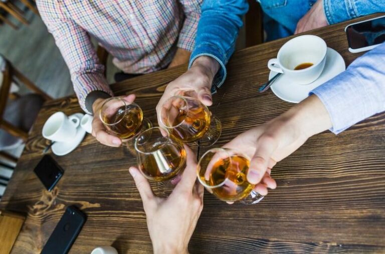 Ceaiul și fructele care te scapă de mahmureală. Te ajută cafeaua să urci mai repede la volan?