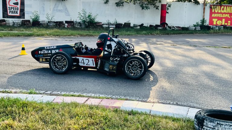 Monopostul echipei TUIAȘI, ultimele probe pe circuitul Speedpark din Bacău. Costul mașinii, spre 50.000 de euro