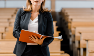 Cât costă o oră de predare la clasă, în procente, din salariul unui profesor?  Calculele unui lider de sindicat din Iași, în contextul „reformei Bolojan” în Educație