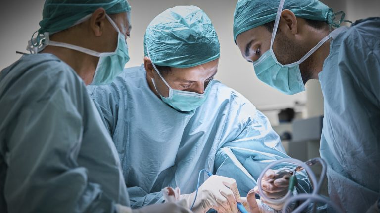 O ieșeancă de 56 de ani și-a strivit trei degete la serviciu. Medicii încearcă replantarea