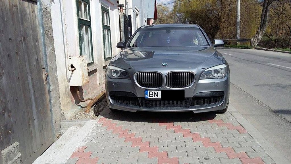  Ai voie să parchezi pe trotuarul din fața unei case, sau doar proprietarul? Ce spune legea