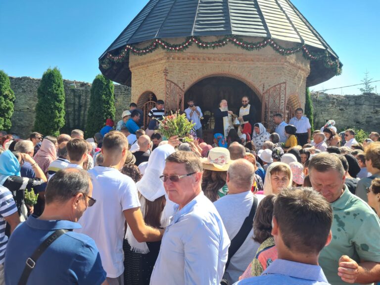 Pelerini din toate colțurile țării s-au adunat la Mănăstirea Hadâmbu pentru a participa la prăznuirea Adormirii Maicii Domnului