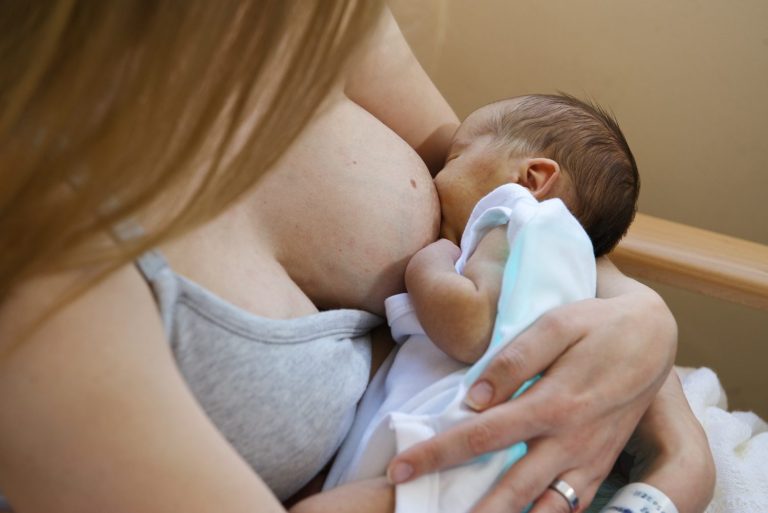 Importanța alăptării, subliniată într-un apel public al DSP Iași: doar jumătate dinte sugarii din lume primesc exclusiv lapte matern în primele șase luni de viață