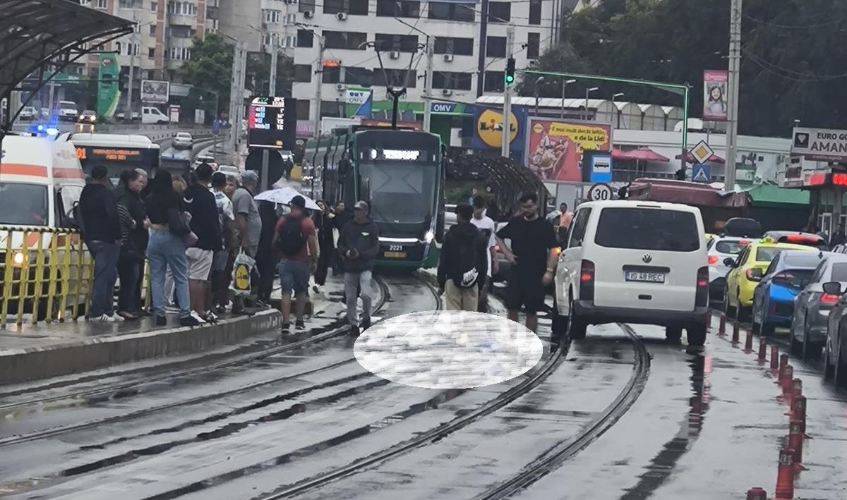 Pieton acroșat de o mașină pe linia de tramvai în dreptul Lidl Nicolina