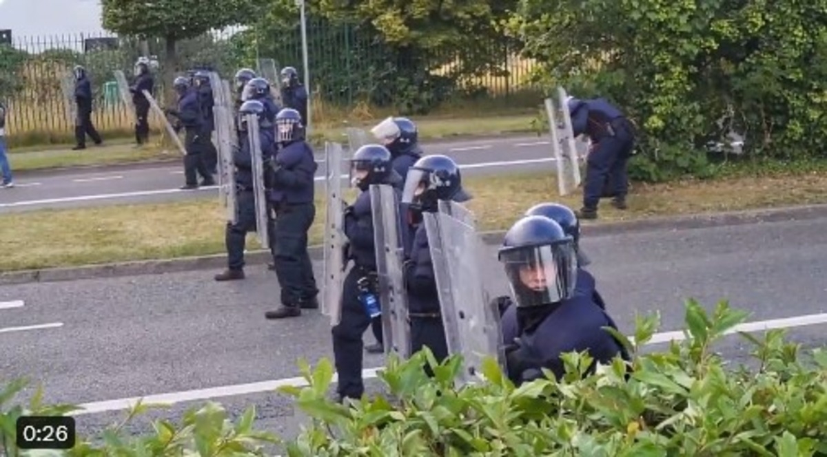 Zece poliţişti au fost răniţi în confruntări cu tineri republicani în Irlanda de Nord