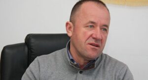 UPDATE Acțiune în forță (14 mașini) la casa fostului primar din Schitu Duca. Acesta ar fi sechestrat și folosit abuziv persoane la muncă. Comunicatul IPJ