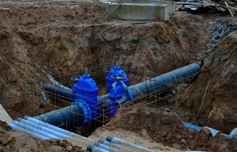 Sezon de extindere a rețelelor de canalizare în trei comune ieșene: licitații adjudecate