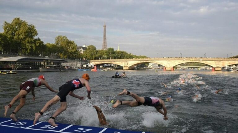 Trei sportivi germani s-au îmbolnăvit după ce au înotat în Sena