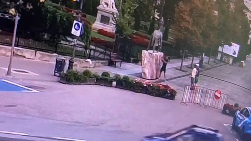  O statuie din centrul Iașului a fost vandalizată. Probabil, din greșeală – VIDEO