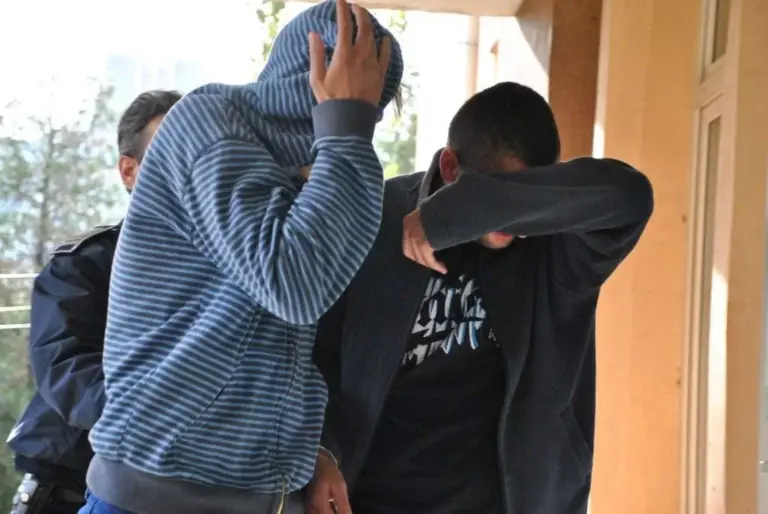 Locuitorii din Podu Iloaie au scăpat de doi tâlhari. Au dat buzna, noaptea, peste o femeie de 87de ani și i-au furat 13.000 de lei