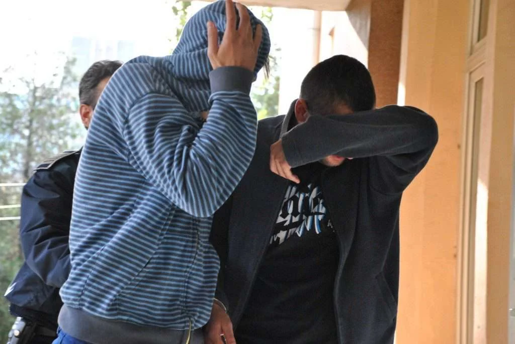 Locuitorii din Podu Iloaie au scăpat de doi tâlhari. Au dat buzna, noaptea, peste o femeie de 87de ani și i-au furat 13.000 de lei