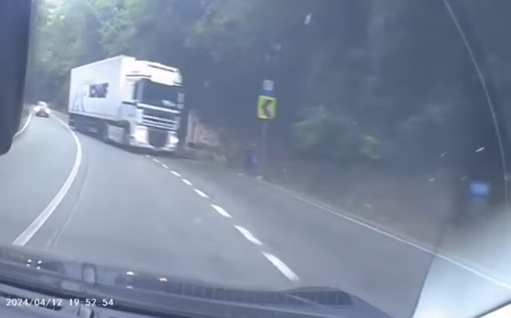 VIDEO Cum reacționezi dacă îți apare în față un TIR pe contrasesns, în curbă și pe linie continuă? Reacția unui șofer aflat în Defileul Jiului