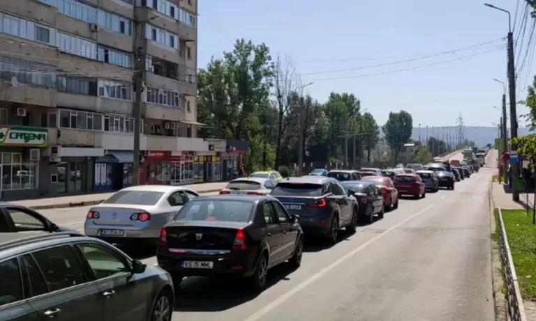 Nicu Ştefănuţă: „Maşina nu mai e de mult timp libertate, ci opusul ei. Românii petrec peste 2 ore pe zi în maşină”
