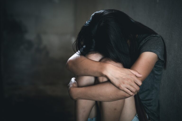 Maramureş: Bărbat de 27 de ani reţinut sub acuzaţia de viol. Victima are 12 ani şi a fost găsită împreună cu bărbatul în casă