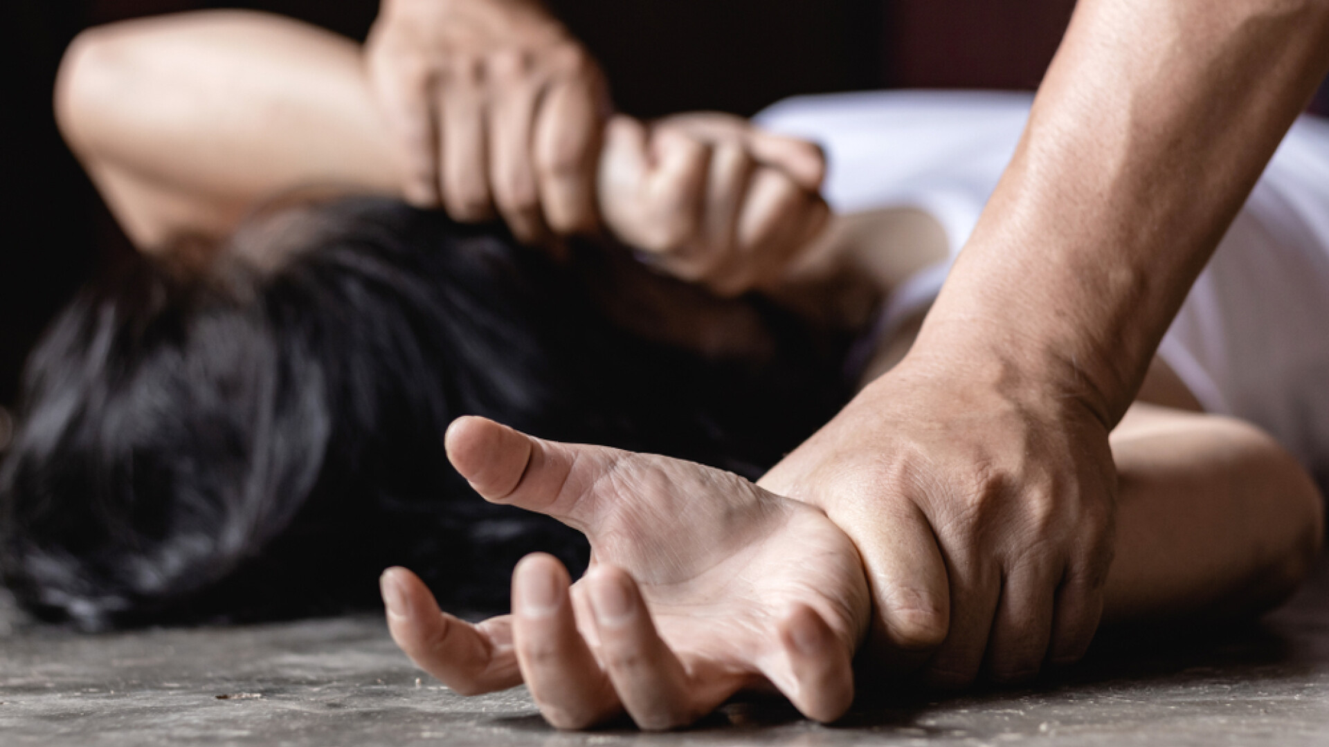 Olt: Doi tineri, acuzaţi că au violat o minoră în curtea școlii