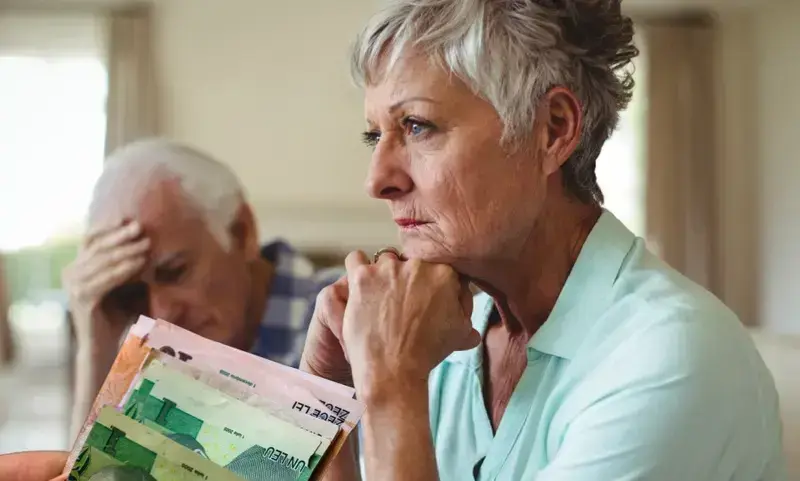 Statul vrea bani și de la pensionari: câți din Iași ar plăti contribuția la sănătate? Economist ieșean: „factura dezmățului bugetar a venit la plată”