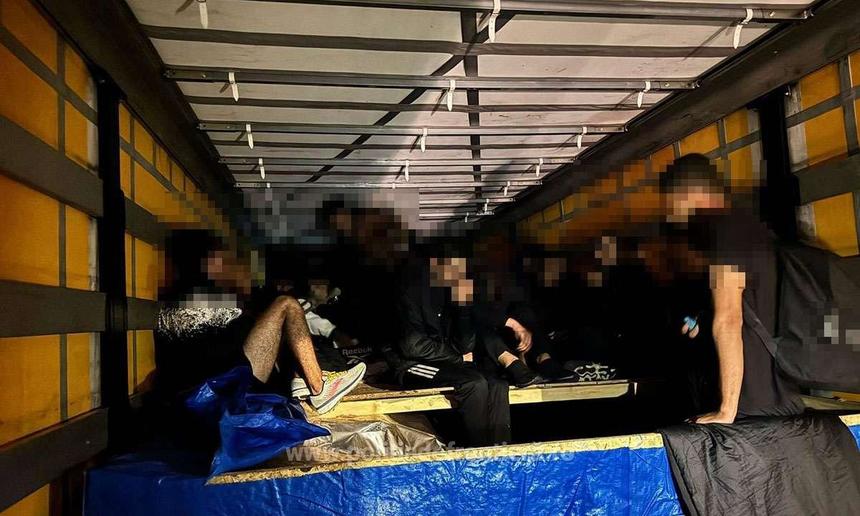 28 de migranţi prinşi la Arad când încercau să treacă ilegal frontiera ascunşi în TIR-uri