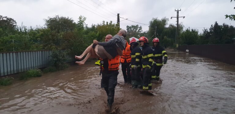Rupere de nori în 19 localităţi din 8 judeţe . Judeţul Galaţi este cel mai afectat - 4 persoane au murit
