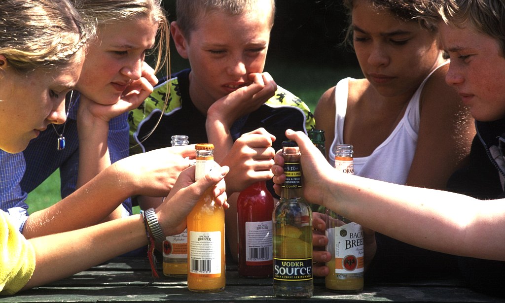 Alcoolul, refugiul adolescenților nefericiți și problemă de sănătate publică