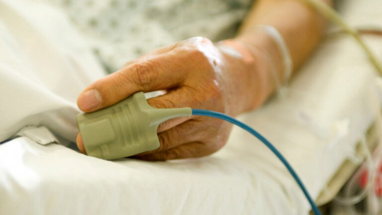 Doi pacienți internați cu West Nile la Iași au murit