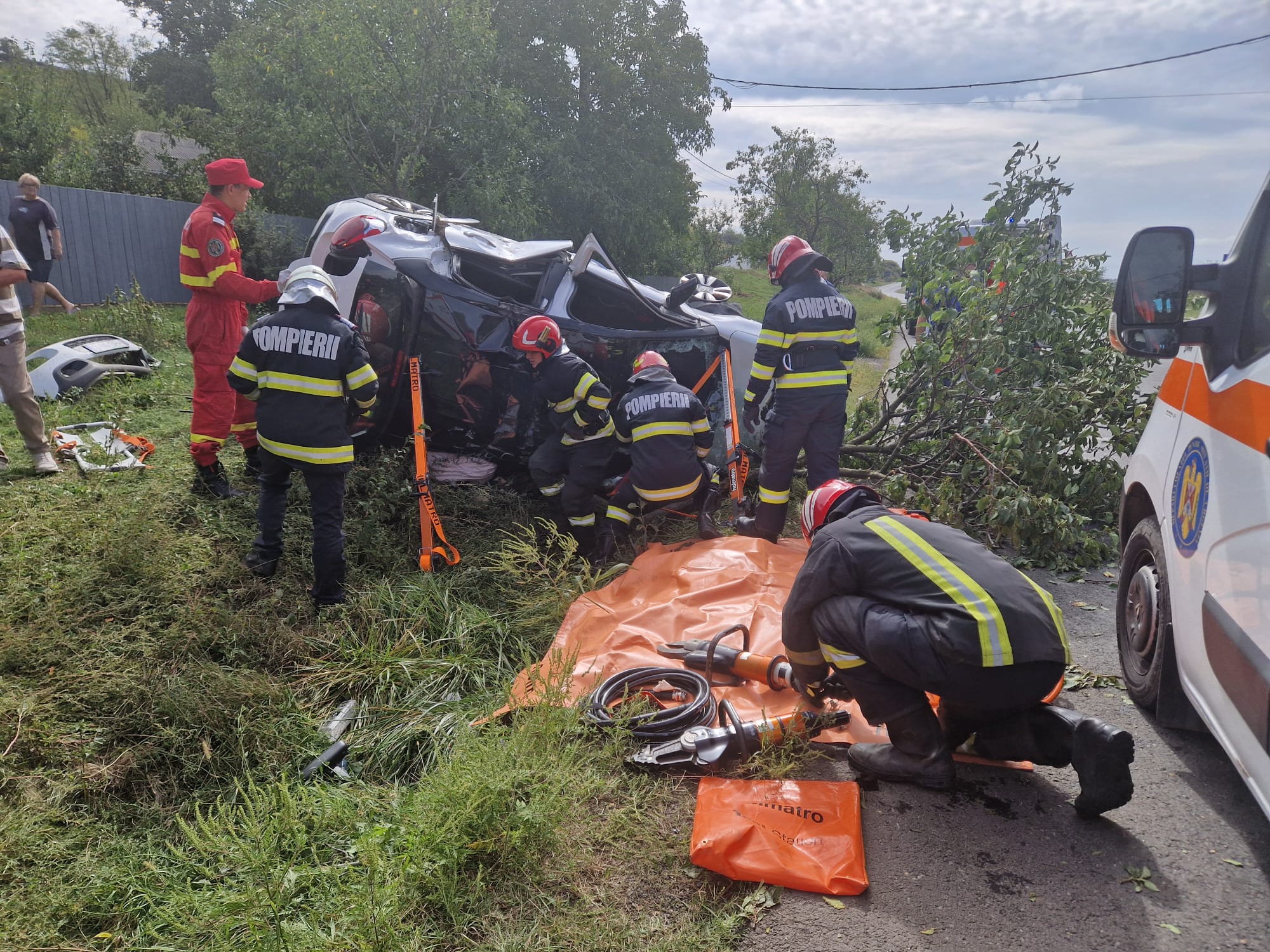 Grav accident de circulație în comuna Schitu Duca. Femeie, blocată în autoturism